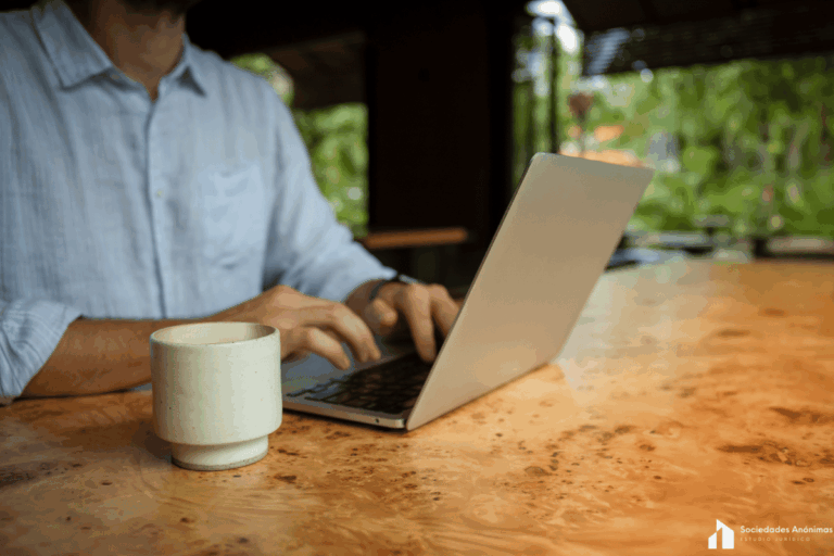 Mantener tu empresa uruguaya viviendo en el exterior